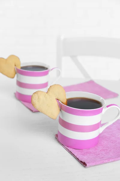 Hart vorm cookie op kopje koffie op tabel closeup — Stockfoto