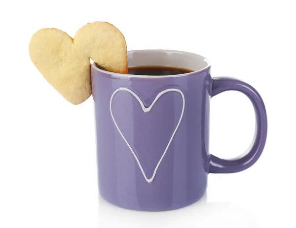 Kahve üzerine beyaz izole kalp şekli cookie — Stok fotoğraf