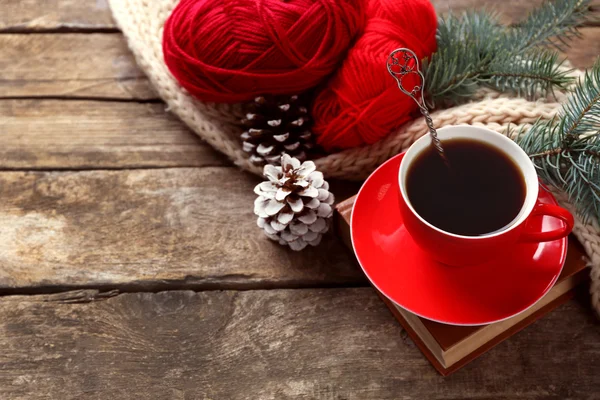 Tasse Heißgetränk mit gestricktem warmen Winterschal auf altem Holztisch — Stockfoto