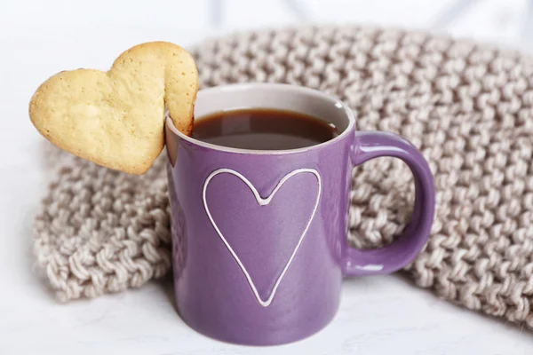 Hart vorm cookie op kopje koffie met gebreide doek closeup — Stockfoto