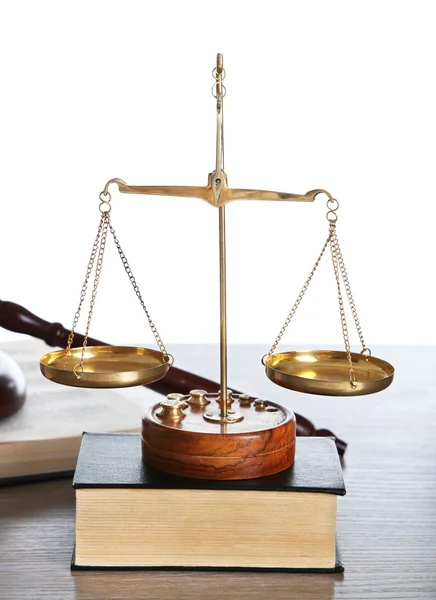 Justitie schalen met houten hamer en boeken op witte achtergrond, close-up — Stockfoto
