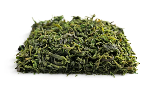 Montón de té verde seco, aislado en blanco — Foto de Stock