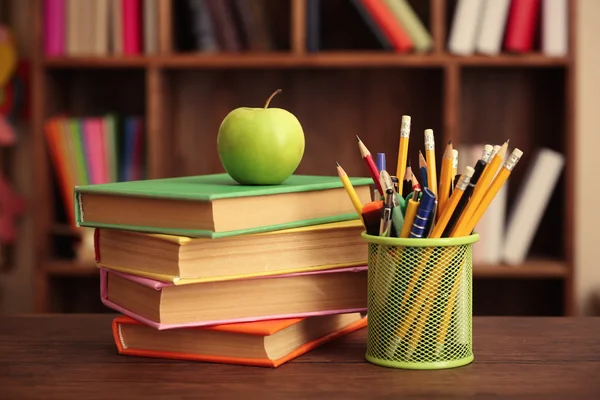 Schreibwaren-Set für die Schule auf dem Tisch — Stockfoto