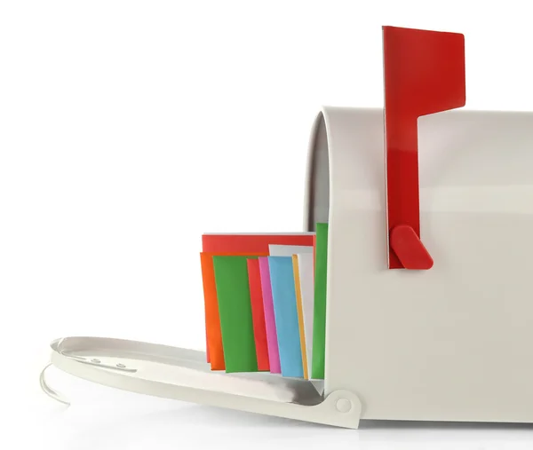 Poštovní schránka s korespondencí izolovaných na bílém — Stock fotografie