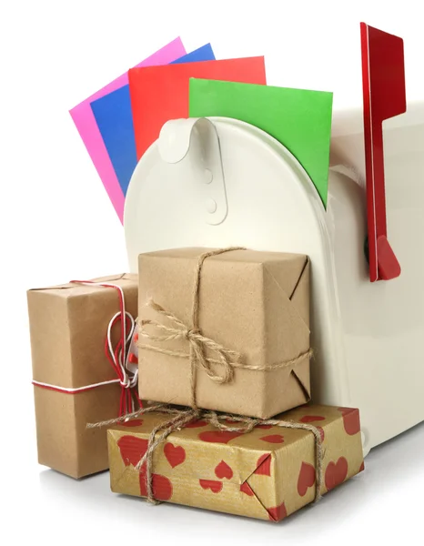 Boîte aux lettres avec boîtes cadeaux et correspondance isolée sur blanc — Photo