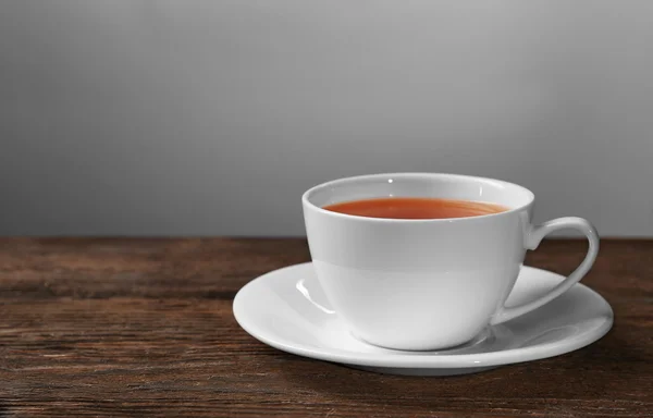 Kopje thee op houten tafel Stockfoto