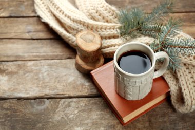 Eski ahşap masa üzerinde örme sıcak kış eşarp ile sıcak içecek fincan