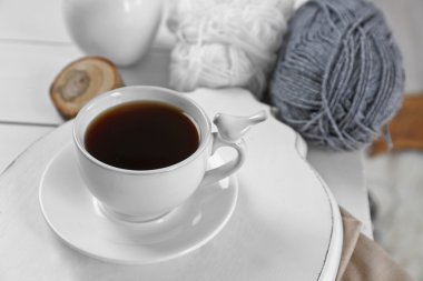 Sıcak bir içecek fincan ile güzel kış kompozisyon