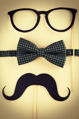 Fotoğraf çektir gözlük, bıyık ve papyon bej renkli arka plan üzerinde'den aksesuarlar