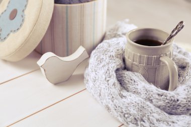 Sıcak bir içecek fincan ile güzel kış kompozisyon