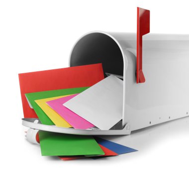 Posta kutusu beyaz izole dağınık yazışma ile