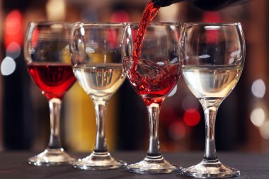 Kırmızı şarap şarap cam, closeup dökme