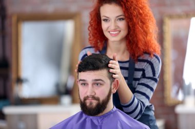 Profesyonel kuaför yapma yeni saç kesimi 