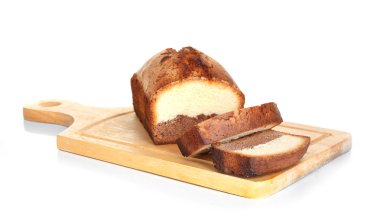 Ahşap kesme tahtası üzerinde beyaz izole lezzetli tatlı pasta ekmek