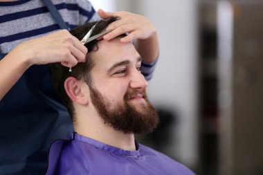 Profesyonel kuaför yapma yeni saç kesimi 