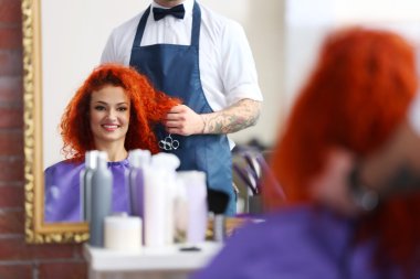 Güzel kız ziyaret Kuaför Salonu