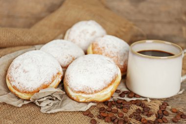 Çul portre üzerinde kahve çekirdekleri ile lezzetli şekerli çörek