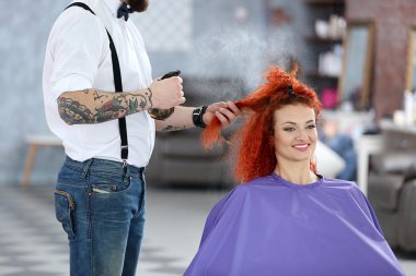 Güzel kız ziyaret Kuaför Salonu