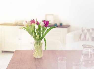 Masanın üzerinde güzel Lale buketi yakın çekim
