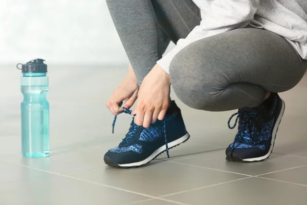 Mujer atando zapato de correr — Foto de Stock