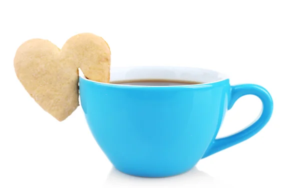 Hart vorm cookie op kopje koffie geïsoleerd op wit — Stockfoto