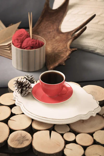 Tasse Heißgetränk im Wohnzimmer. komfortables Winterwochenende oder Urlaub zu Hause — Stockfoto