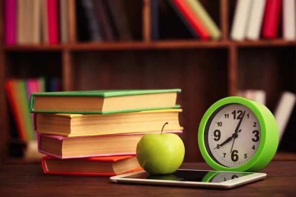 Composition avec tablette, pomme et livres sur table dans la chambre — Photo