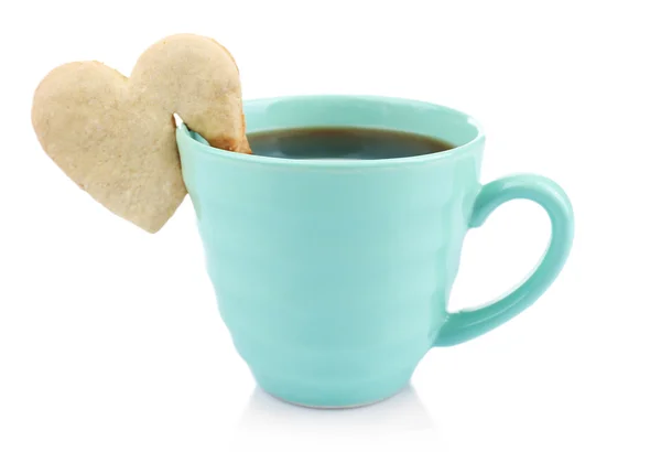 Biscotto a forma di cuore su tazza di caffè isolato su bianco — Foto Stock