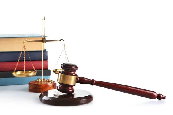 Martillo de madera con escalas de justicia y pila de libros, aislado en blanco — Foto de Stock