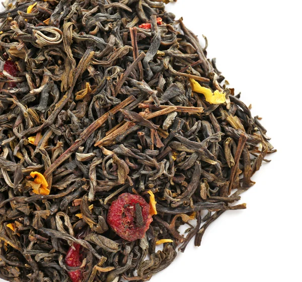 Haufen trockener grüner Tee mit Früchten und Blütenblättern, isoliert auf weißem — Stockfoto