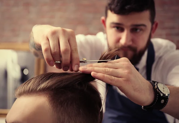 Professionelle Friseur Macht Stilvollen Mann Haarschnitt — Stockfoto