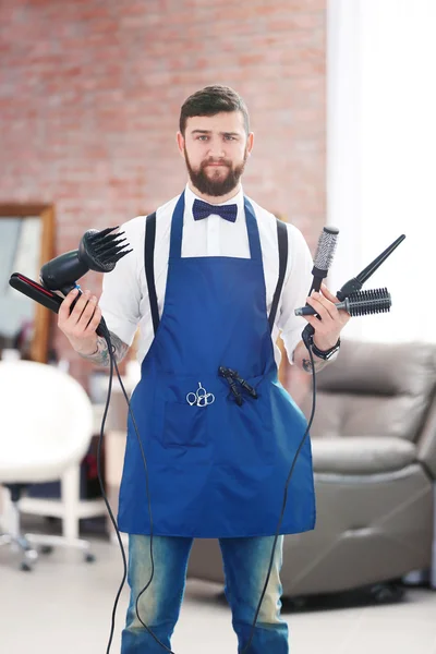 Elegante barbiere con diversi tipi di accessori — Foto Stock