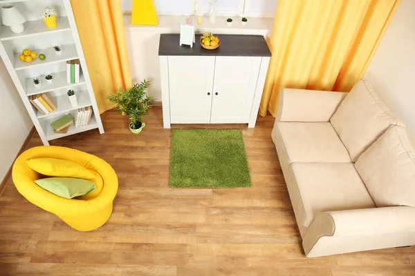 Moderno salón interior con sofá beige, muebles blancos y decoración luminosa — Foto de Stock