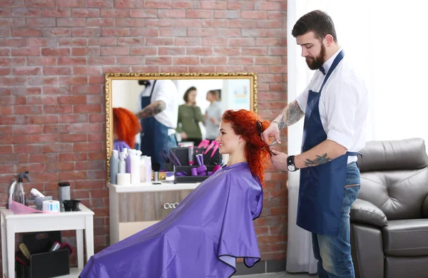 Peluquero Con Estilo Haciendo Nuevo Corte Pelo —  Fotos de Stock