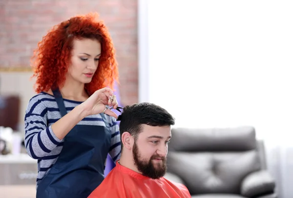 Profi-Friseur macht neuen Haarschnitt — Stockfoto
