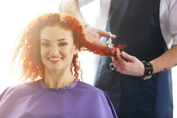 Schöne Mädchen besuchen Friseursalon — Stockfoto