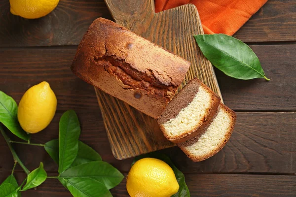 Вкусный сладкий торт хлеб на деревянном столе, вид сверху — стоковое фото
