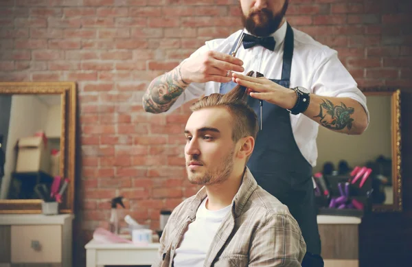 Schöner Mann Besucht Friseurladen — Stockfoto