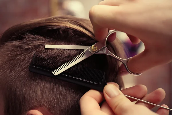 Barbeiro profissional fazendo corte de cabelo homem elegante — Fotografia de Stock