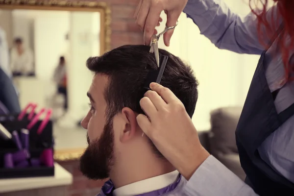 Peluquero haciendo corte de pelo hombre elegante —  Fotos de Stock