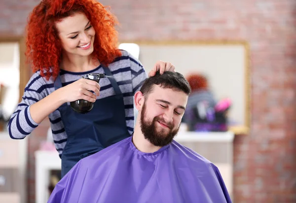 Spray parrucchiere sui capelli del cliente — Foto Stock