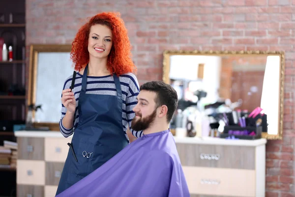 Cabeleireiro profissional fazendo novo corte de cabelo — Fotografia de Stock