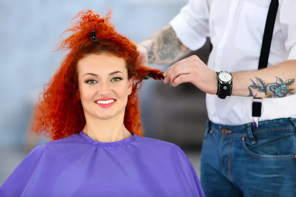 Schöne Mädchen besuchen Friseursalon — Stockfoto