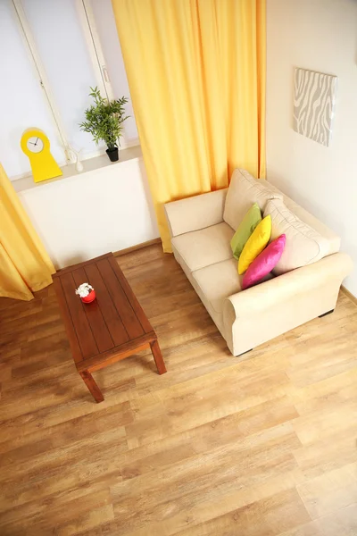 Современный интерьер гостиной с бежевым диваном и деревянным журнальным столиком — стоковое фото