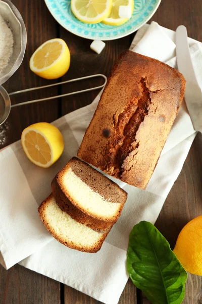 Вкусный сладкий торт хлеб с лимонами на деревянном столе, вид сверху — стоковое фото
