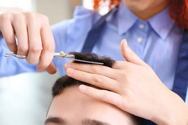 Cabeleireiro profissional fazendo corte de cabelo homem elegante — Fotografia de Stock