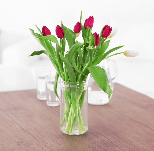 Boeket van mooie tulpen op de tafel, close-up — Stockfoto