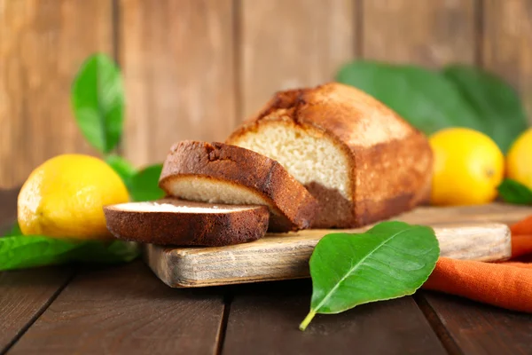 Delizioso dolce pane torta sul tavolo di legno primo piano — Foto Stock