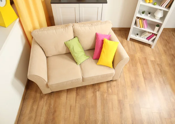 Interior de la moderna sala de estar con sofá beige, muebles blancos y