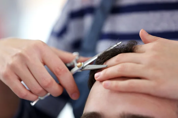 Profi-Friseur macht Mann Haarschnitt — Stockfoto